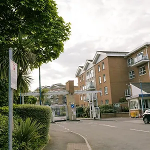 https://stunning-2-bedroom-apartment-in-cardiff-bay-w-gym.cardiffhotelswales.com